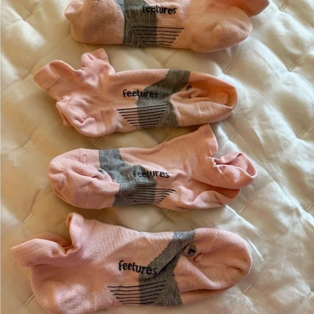 *Sold* Feetures Pink and Gray Ankle Socks - Picture 1 of 4